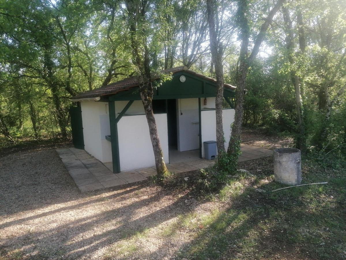 Emplacement Tente Camping Car Saint-Aubin-de-Nabirat Dış mekan fotoğraf