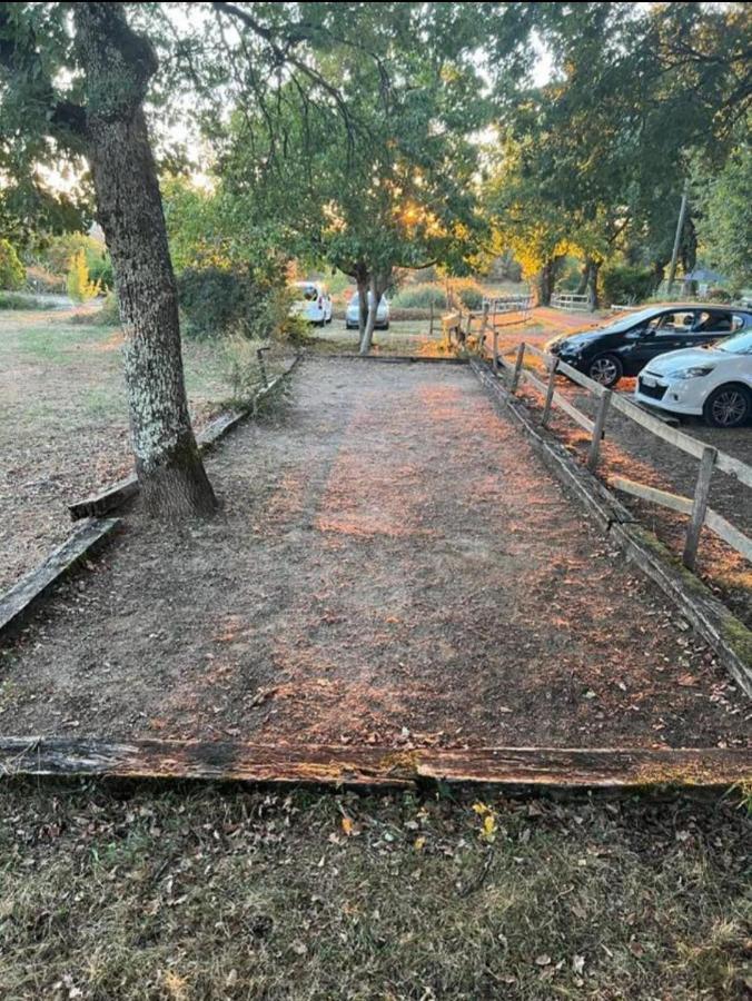 Emplacement Tente Camping Car Saint-Aubin-de-Nabirat Dış mekan fotoğraf