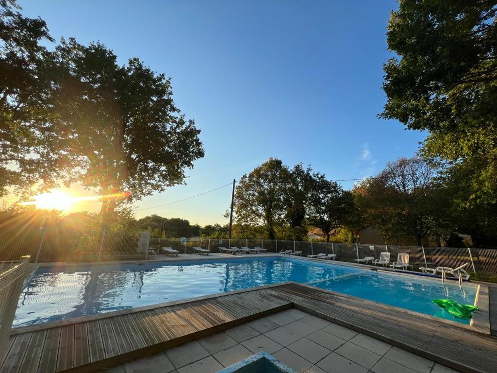 Emplacement Tente Camping Car Saint-Aubin-de-Nabirat Dış mekan fotoğraf